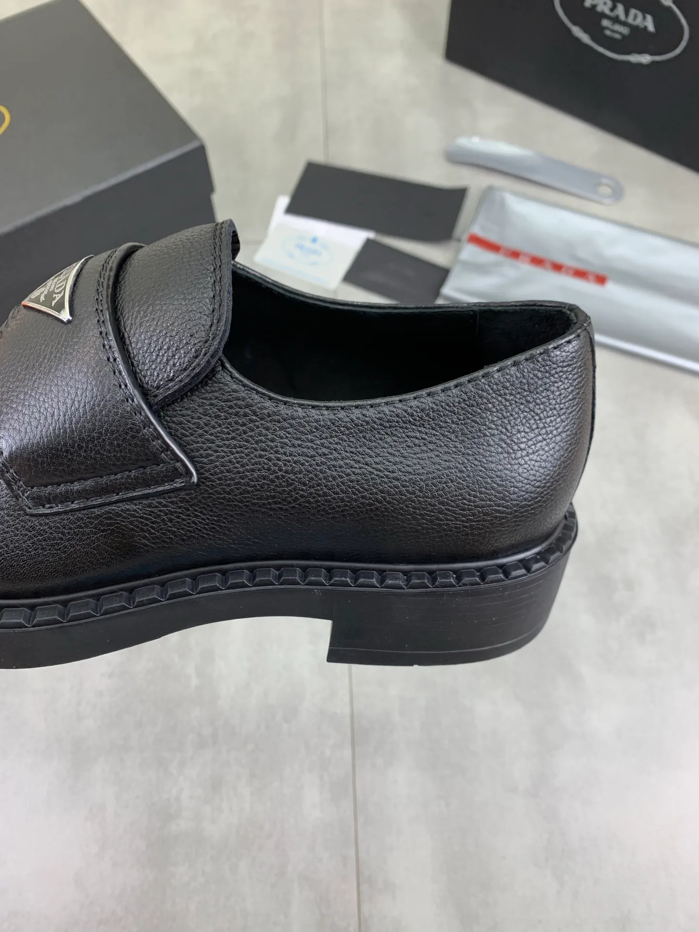 Factory price P800 💰Original quality, top version🔱 ＰＲＡＤＡPrada. Men's business casual leather shoes, top quality cow leather. 1:1 shipment ⬆️Luxurious and noble, all made of imported original first-layer fine suede cowhide, just to create a more comfortable wearing experience. Upper: original comfortable open-edge bead-rubbed calfskin ➕Top imported water-dyed full cow lining, original high-end lightweight and comfortable TPU combination bottom ✔️Code number: 39-44 (38 45 Can be customized)